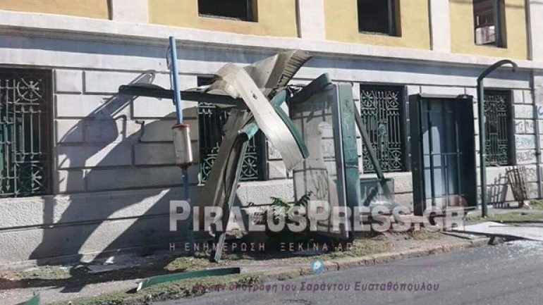 Φορτηγό έπεσε σε στάση λεωφορείου στα Καμίνια