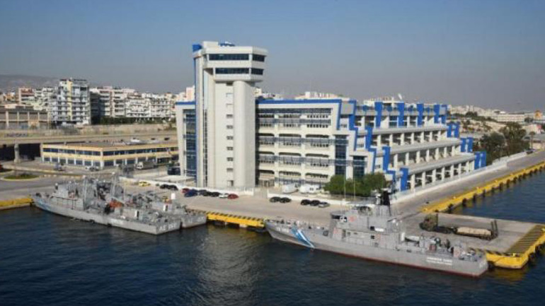 Διαμαρτυρία ναυπηγοεπισκευαστών έξω από το υπουργείο Ναυτιλίας