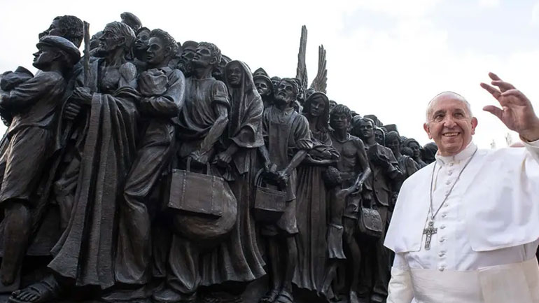 Ένα γλυπτό για την προσφυγιά, στην πλατεία του Αγίου Πέτρου στο Βατικανό Ένα γλυπτό για την προσφυγιά, στην πλατεία του Αγίου Πέτρου στο Βατικανό