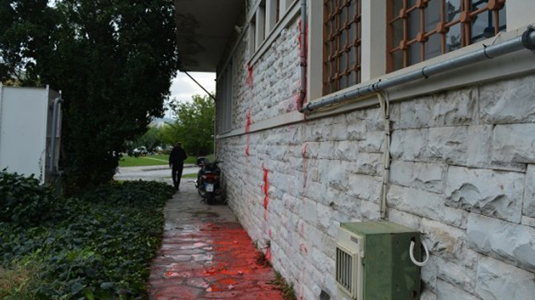 Βανδαλισμοί στο Δημαρχείο Βόλου