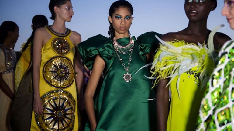 250.000 κρύσταλλα Swarovski διακόσμησαν τα φορέματα υψηλής ραπτικής της Μαίρης Κατράντζου