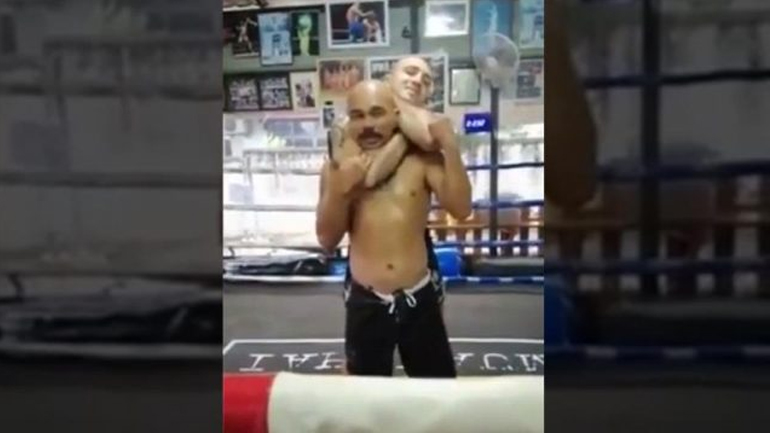 Συμβουλές αυτοάμυνας: πώς να ξεφύγετε πανεύκολα από ένα κεφαλοκλείδωμα