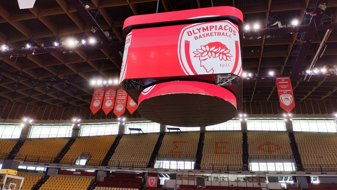 Mπάσκετ: Τοποθετήθηκε στην οροφή του ΣΕΦ το cube του Ολυμπιακού