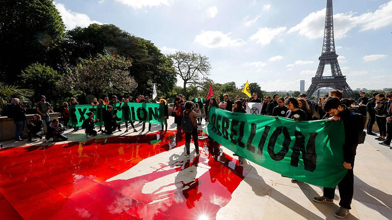Ακτιβιστές της Extinction Rebellion έκλεισαν σημαντική οδική αρτηρία στο Παρίσι