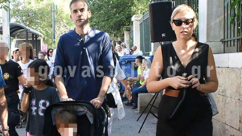 Κώστας Μπακογιάννης – Σία Κοσιώνη: Οικογενειακή βόλτα στο κέντρο της Αθήνας