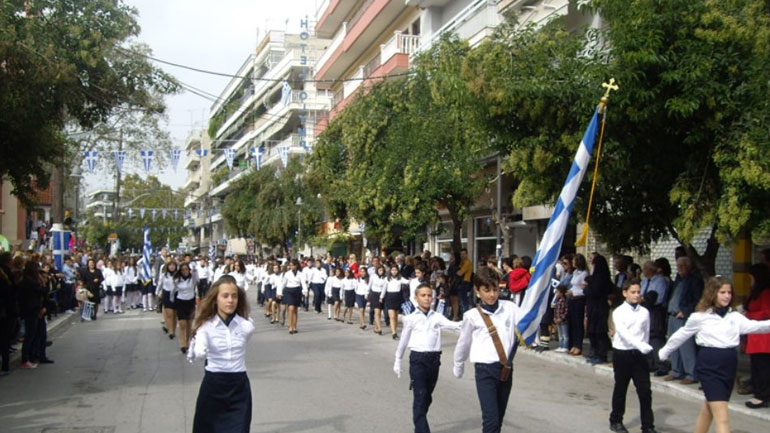 Σημαιοφόροι οι καλύτεροι μαθητές του δημοτικού στην παρέλαση της 28ης Οκτωβρίου