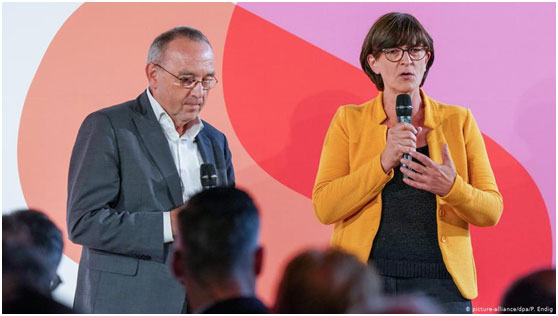Ο πρώην υπουργός Οικονομικών της ΒΡΒ Νόρμπερτ Βάλτερ-Μπόργιανς και η συνυποψήφιά του βουλευτής του SPD Σάσκια Έσκεν