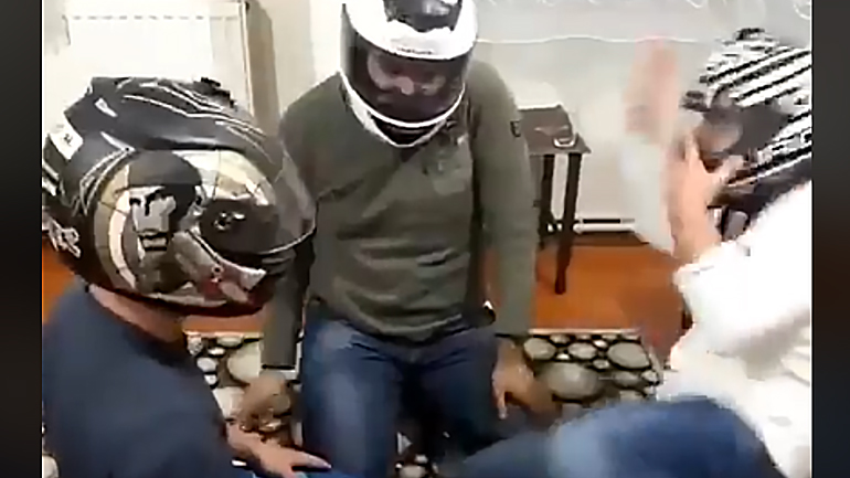 Δοκιμάζοντας κράνη με τρόπο… εναλλακτικό