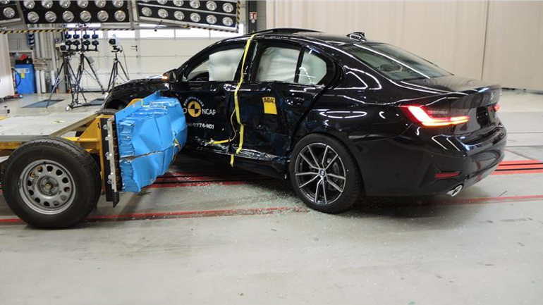 Αρίστευσε η BMW 3 Series στα crash test Αρίστευσε η BMW 3 Series στα crash test