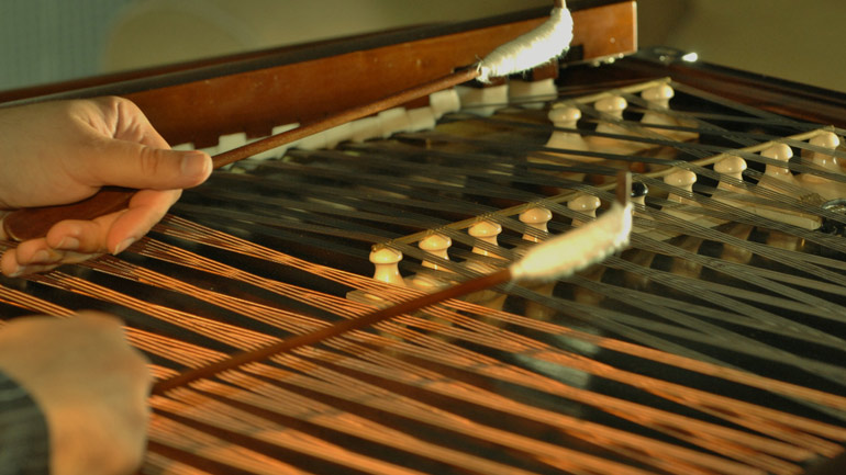 Με ένα σαντούρι…