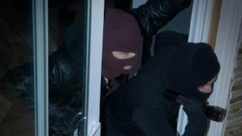 Θεσσαλονίκη: Κουκουλοφόροι λήστεψαν ηλικιωμένη στον Τρίλοφο