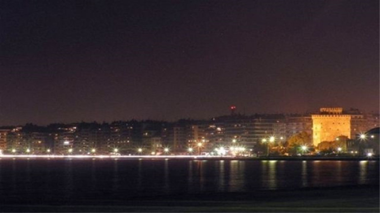 Άγνωστος έσπρωξε γυναίκα στον Θερμαϊκό και την έσωσαν περαστικοί