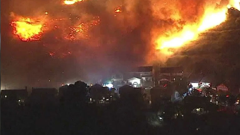 LIVE: Μεγάλη φωτιά σε πόλη του Λος Άντζελες: Καίει σπίτια και εγκαταστάσεις