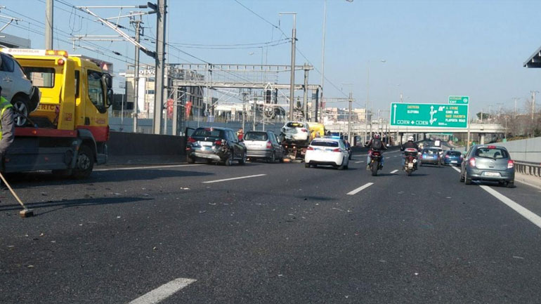 Κομφούζιο στην Αττική Οδό λόγω καραμπόλας