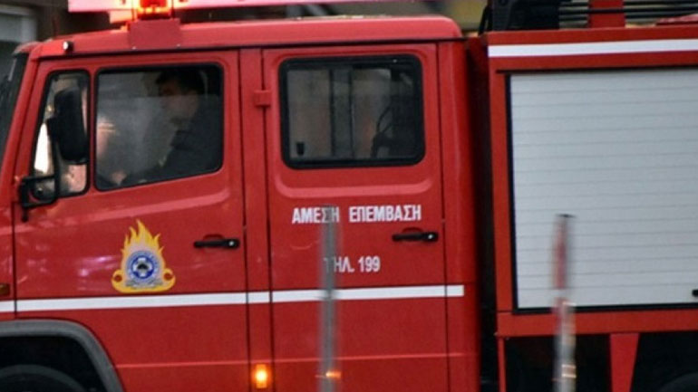 Θεσσαλονίκη: Πυρκαγιά σε παροπλισμένο βαγόνι του ΟΣΕ
