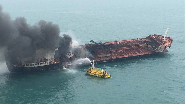 Επλήγη από πυραύλους ιρανικό τάνκερ στην Ερυθρά Θάλασσα – Στα ύψη οι τιμές του πετρελαίου