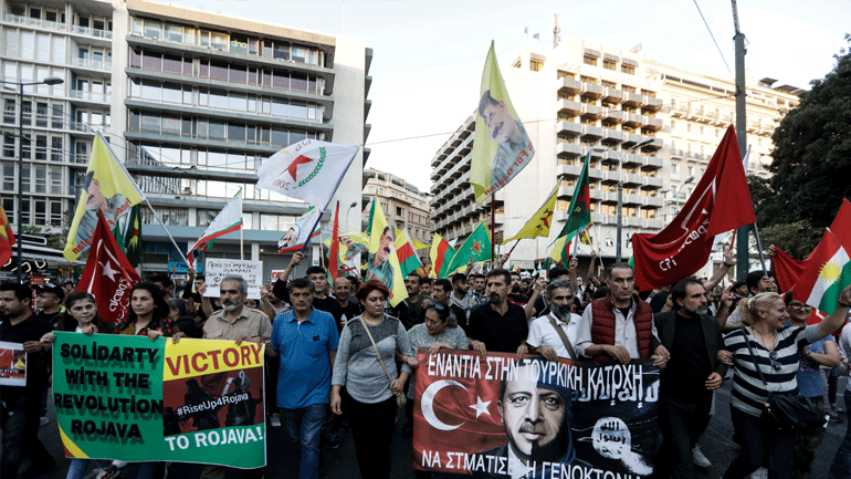 Συγκέντρωση Κούρδων στο κέντρο της Αθήνας για την τουρκική επιχείρηση στη Βόρεια Συρία