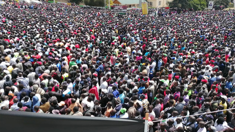 Χιλιάδες Κενυάτες στους δρόμους για να πανηγυρίσουν το επίτευγμα του Κιπτσόγκε!