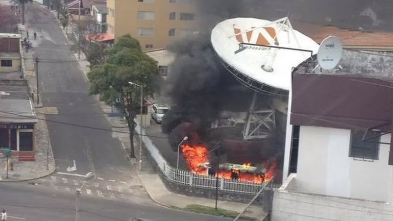 Ισημερινός: Διαδηλωτές επιτέθηκαν σε εγκαταστάσεις τηλεοπτικού δικτύου και εφημερίδας