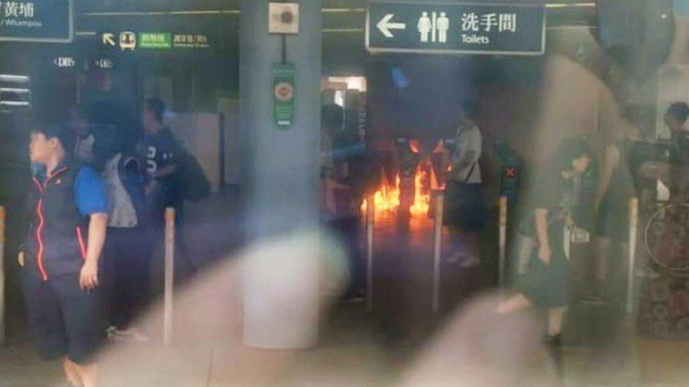 Βόμβες μολότοφ εκτοξεύθηκαν σε σταθμό του μετρό στο Χονγκ Κονγκ