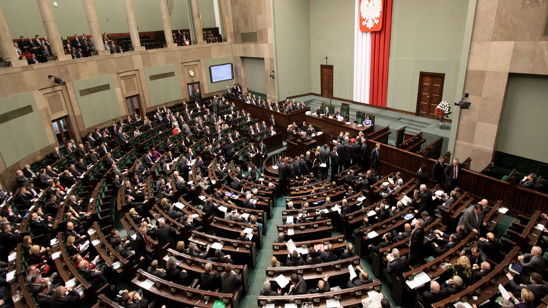 Νέο κοινοβούλιο καλούνται να εκλέξουν σήμερα οι Πολωνοί