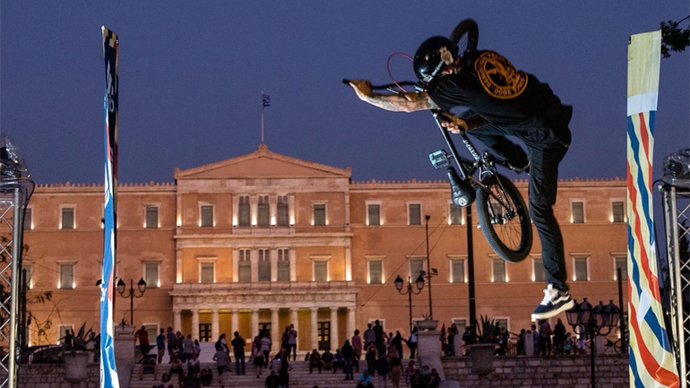 Ο Πάνος Μανάρας σκάει tricks με background τη Βουλή