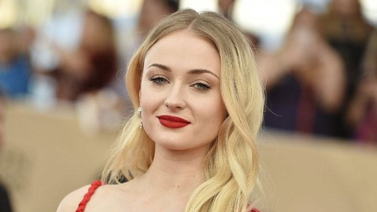 Η Σόφι Τέρνερ αποδοκίμασε τις influencers που προωθούν προϊόντα απώλειας βάρους