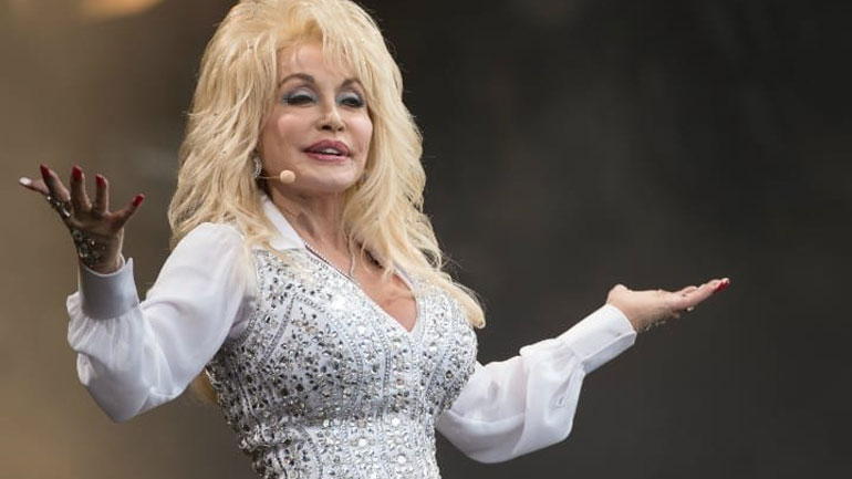 Η Ντόλι Πάρτον αποκαλύπτει ποιες ηθοποιοί θα ήθελε να την υποδυθούν