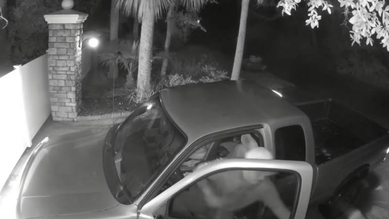 Πήγε να παραδώσει πίτσα και έριξε την πόρτα! Πήγε να παραδώσει πίτσα και έριξε την πόρτα!