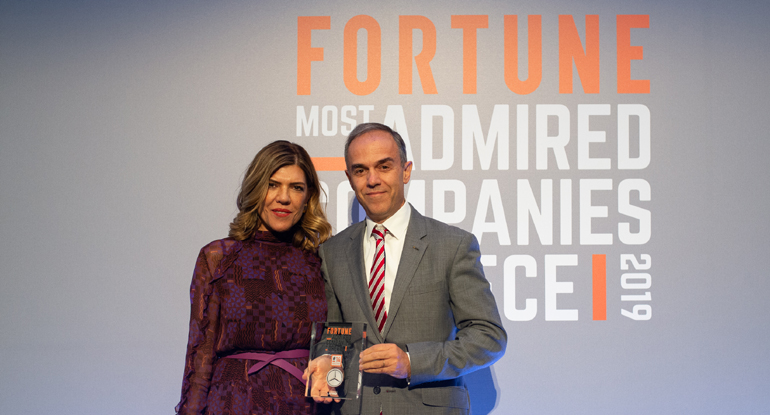 Ο Πρόεδρος & Διευθύνων Σύμβουλος Mercedes-Benz Ελλάς Ιωάννης Καλλίγερος, παραλαμβάνει την τιμητική πλακέτα από την Αναστασία Παρετζόγλου (Fortune Brand Manager)