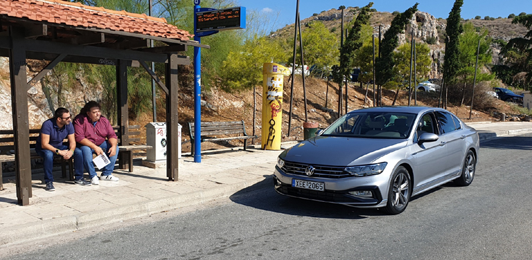 To ανανεωμένο VW Passat βρίσκεται ήδη στους ελληνικούς δρόμους (στη φωτό με τον Πάρι Ποντίκα)