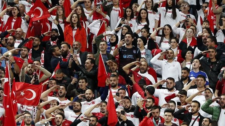 Στρατιωτικός χαιρετισμός των Τούρκων οπαδών στον αγώνα με τη Γαλλία