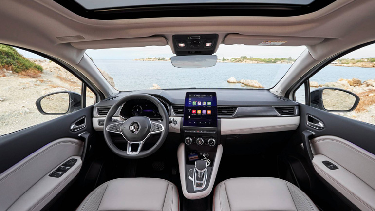 Το εσωτερικό του Captur και στο βάθος παραλία στα νότια προάστια