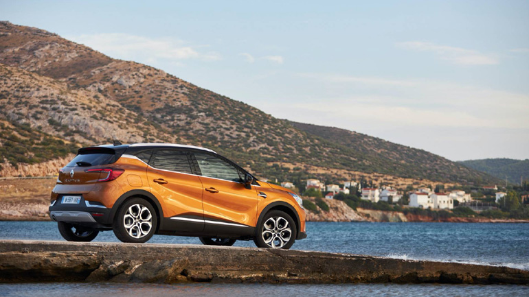 Οι ξένοι δημοσιογράφου επιλέγουν να φωτογραφίσουν το αυτοκίνητο στη θάλασσα 