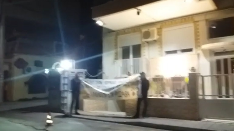 Κομοτηνή: Πέταξαν τρικάκια έξω από το σπίτι του Τούρκου προξένου για τους «επαναστάτες της Ροτζάβα»