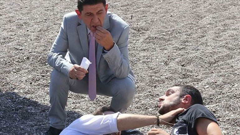 Πέτα τη φριτέζα: Ο Αντρέας αρχίζει να τσιμπάει ακόμα περισσότερο με τη Λούνα