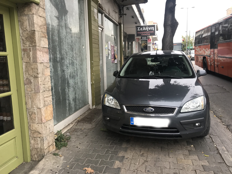 Πόσο... μυαλό πρέπει να έχεις για να παρκάρεις έτσι;