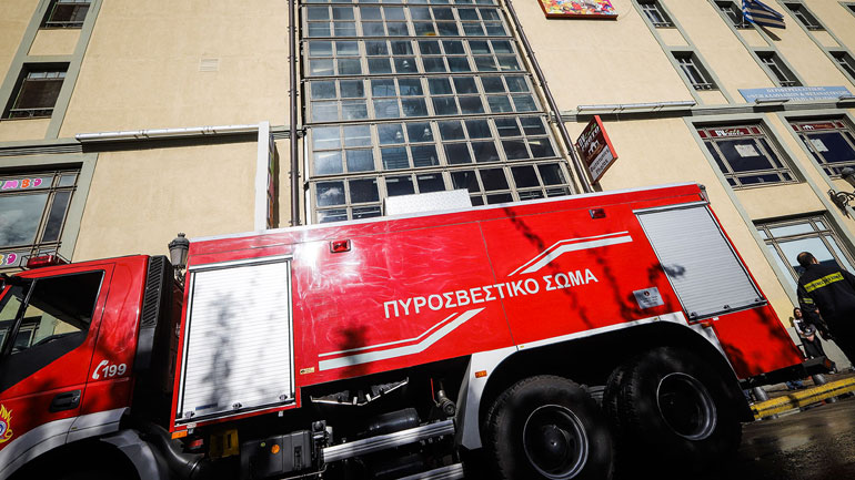 Yπό έλεγχο η φωτιά που ξέσπασε σε εργοστάσιο ανακύκλωσης στη Θεσσαλονίκη