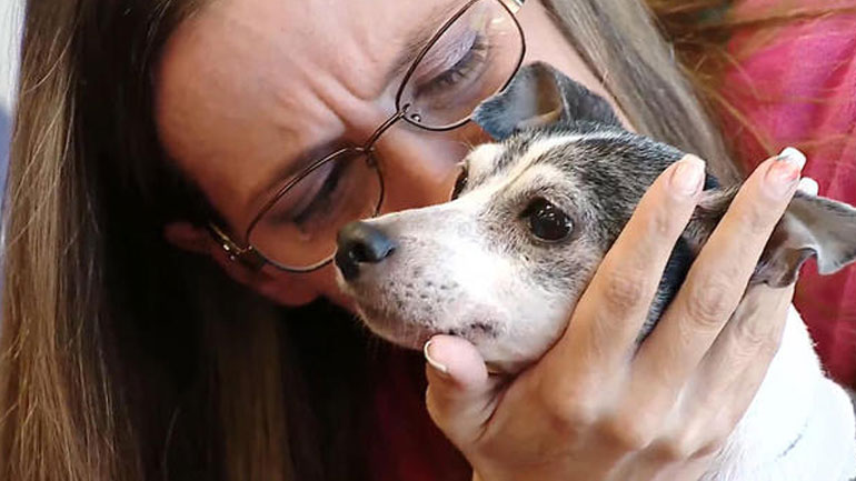 Μία γυναίκα βρήκε το χαμένο σκυλί της 12 χρόνια μετά