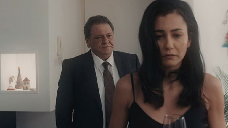 8 Λέξεις: Ο Σωτήρης γνωρίζει στον Φοίβο το τρίτο πρόσωπο που θα τους βοηθήσει στο ριφιφί