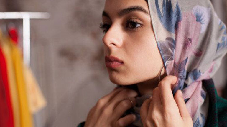 Γαλλία: Η μουσουλμανική μαντίλα επανέρχεται στον δημόσιο διάλογο