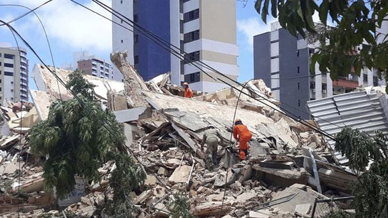 Επταώροφο κτήριο κατέρρευσε στη Βραζιλία – Τουλάχιστον ένας νεκρός