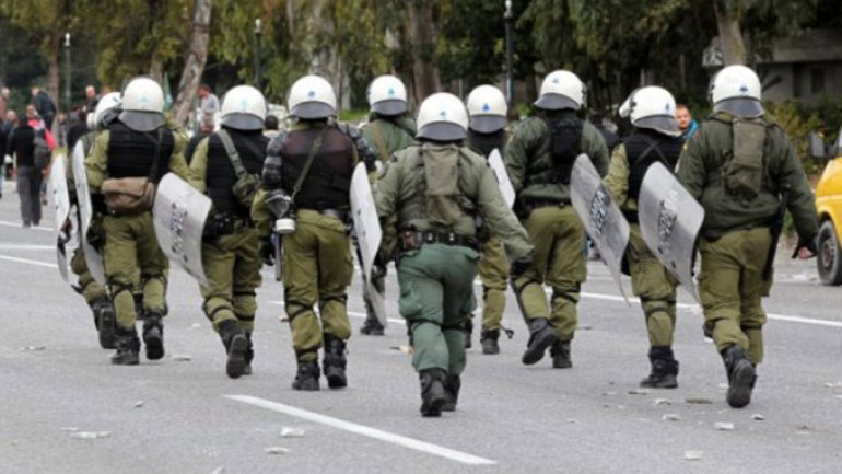 Δύο διμοιρίες ΜΑΤ ταξιδεύουν εσπευσμένα για τη Σάμο