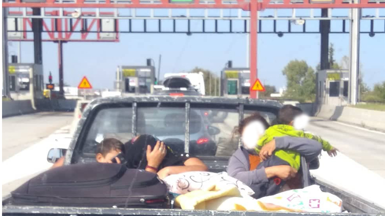 Τους φόρτωσε στην καρότσα σαν τα… τσουβάλια