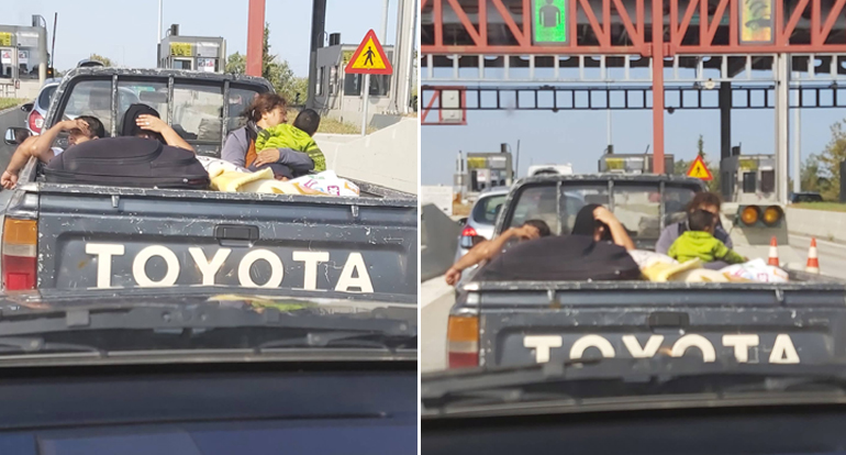 Το μικρό παιδί σκύβει τόσο που δεν θέλει και πολύ για να πέσει από το αγροτικό! Το ζητούμενο είναι τι θα συμβεί σε πιθανή εμπλοκή σε τροχαίο του συγκεκριμένου οχήματος με άλλα διερχόμενα αυτοκίνητα.