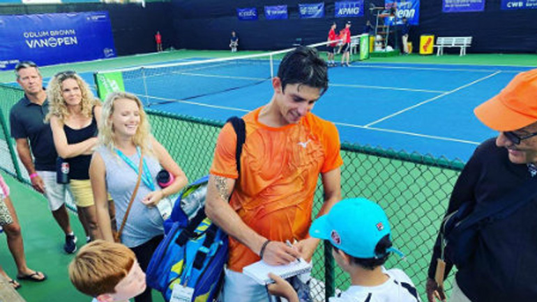 Τένις: Ο Περβολαράκης πέρασε στο κυρίως ταμπλό του Λας Βέγκας