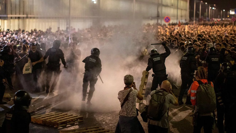 Ισπανία: Νέες συγκρούσεις αστυνομίας και διαδηλωτών στη Βαρκελώνη