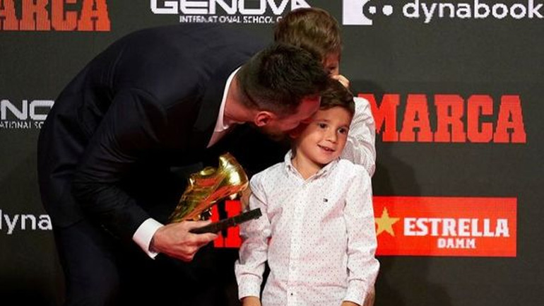 Ο Μέσι παρέλαβε το έκτο «χρυσό παπούτσι» του από τα χέρια των γιων του!