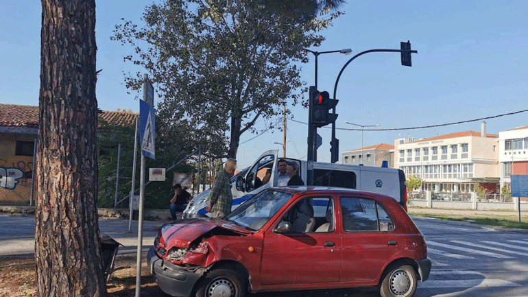 Τροχαίο ατύχημα στη Λάρισα – Αυτοκίνητο «καρφώθηκε» σε δέντρο