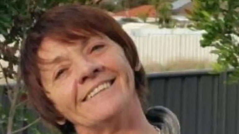 Αυστραλή εντοπίστηκε στην έρημο χάρη στο «SOS» που έγραψε στο χώμα